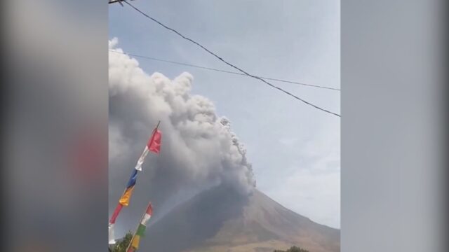 Gunung Sinabung meletus