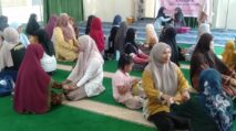 muslimah dekat Al-Qur'an